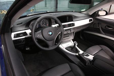 Klar gezeichnete Instrumente und übersichtlich angeordnete Bedienungselemente im BMW.