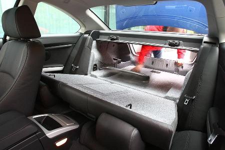 Die Rücksitzlehnen lassen sich umklappen.