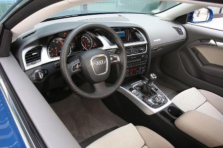 Etwas verspielte Instrumententafel und zahlreiche Schalter in der Audi-Mittelkonsole.