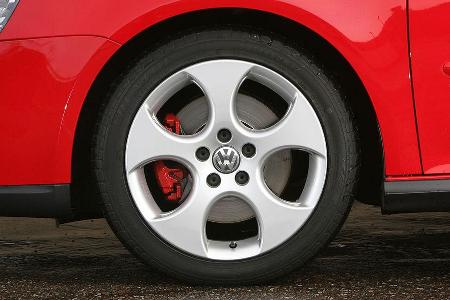 Vor allem aus hohen Geschwindigkeiten packt die GTI-Bremse stramm zu.