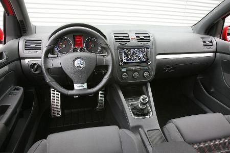 Wer das verschachtelte Civic-Cockpit toll findet, der dürfte sich im Golf-Innenraum langweilen. In Sachen Übersichtlichkeit ...