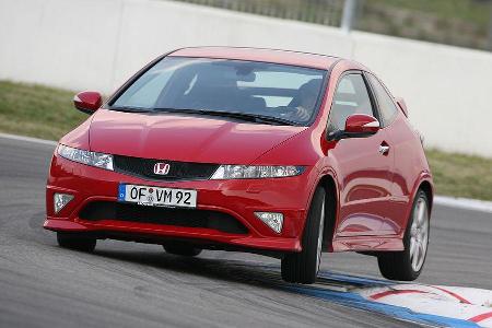 Der Honda lenkt spitzer ein ...