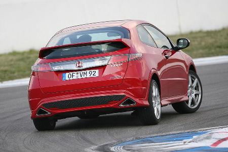 Beim ISO-Wedelparcours ist der GTI trotzdem sechs km/h schneller.