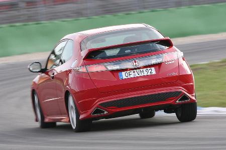 Untermalt von einer sinnlich sägenden Verbrennungsmelodie ...