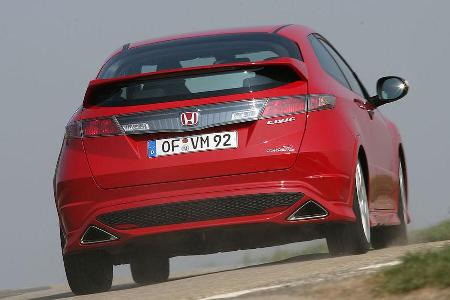 Ein dicker Spoiler-Balken beeinträchtigt die Sicht nach hinten stark.