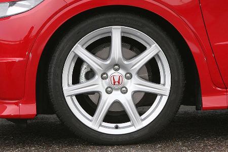 Die üppige Serienausstattung des Type R umfasst sogar 18-Zoll-Felgen.