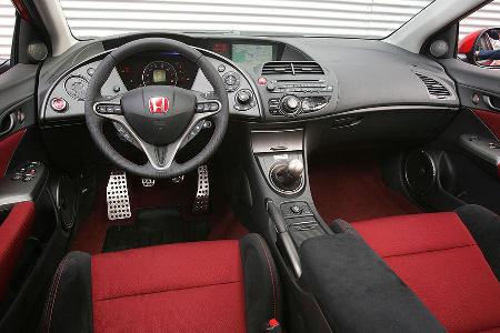 Futuristisches Cockpit mit weit verstreuten Bedienelementen.