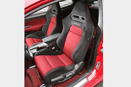 Schmale Sportsitze mit viel Seitenhalt.