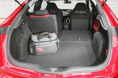 Bei umgeklappter Rückbank bietet der Civic einen ebenen Kofferraumboden.
