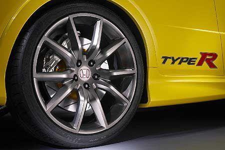 Weitere Highlights sind die 20 Zoll-Leichtmetallräder mit Reifen der Dimension 245/35, die formatfüllend in den Radhäusern e...