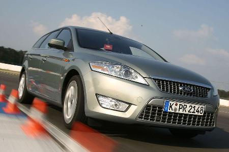 In der Front mit dem markanten Grill stecken auf Wunsch Bi-Xenonscheinwerfer und ein Abstandsradar.