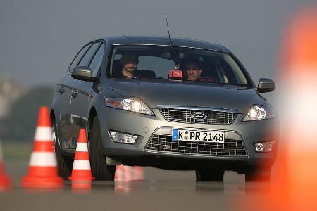 Beim Kurvenfahren ist die Lenkung mit ihren spontanen und exakten Reaktionen die reine Freude.