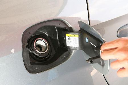 Renault hat es vorgemacht, Ford zieht beim Mondeo nach: Einen konventionellen Tankdeckel gibt es nicht.