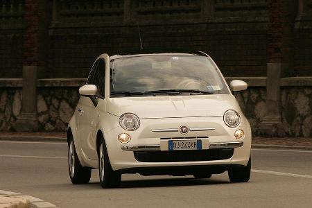 Dort, wo der Alte ein klein wenig Platz fürs Gepäck bot, nämlich vorn, sitzt beim Aktuellen der Motor.