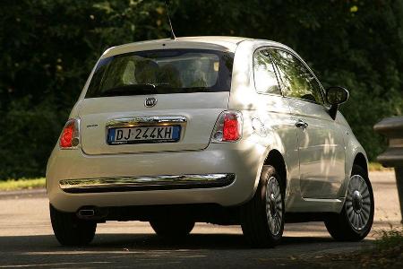 Das Fahrwerk gibt sich verbindlich straff, mit leichter Stuckerneigung und lautem Abrollgeräusch.