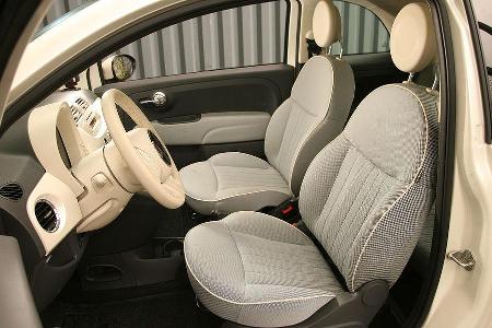 Fahrer und Beifahrer sind im 500 mehr als befriedigend untergebracht.