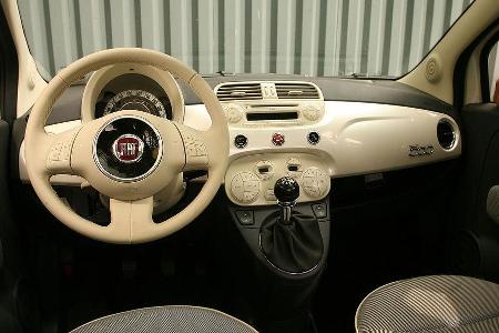 Multifunktions-Lenkrad, Glasdach und geschätzte fünf Kilogramm Chrom auf diversen Zierteilen.