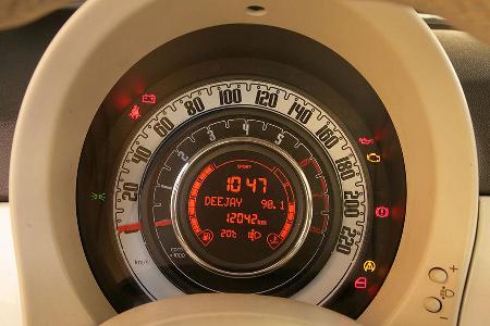 Das Zentral-Instrument ist hübsch, aber nicht optimal abzulesen.