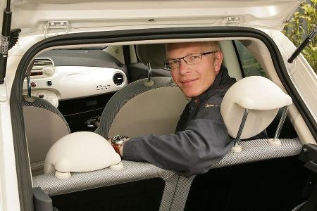 Auf kurzen Strecken können sich vier Erwachsene im kleinen Fiat schon arrangieren.