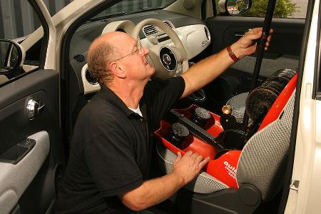 Trotz höhenverstellbarem Fahrersitz streift der Himmel zart das Haupthaar.