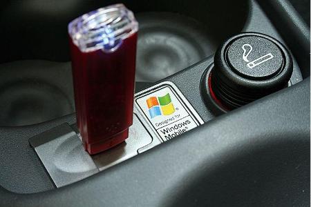 USB- und 12-Volt-Steckerbuchsen sind auch vorhanden.
