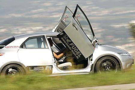 Nach oben schwingende Türen ...