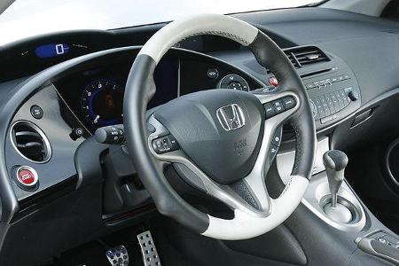 Aluelemente gehören im Tuning-Innenraum zum guten Ton.