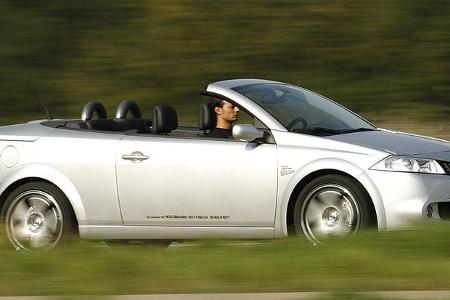 Der Megane tritt oben ohne an.
