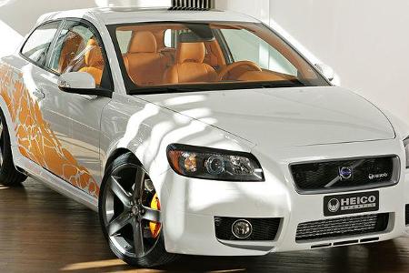 Die Karosserie trägt zudem ein komplettes Aerodynamik-Kit.