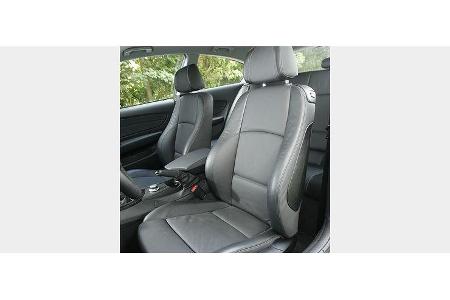 Der BMW wartet mit angenehm straff gepolsterten und gut konturierten Sitzen auf. Lederbezüge kosten Aufpreis.