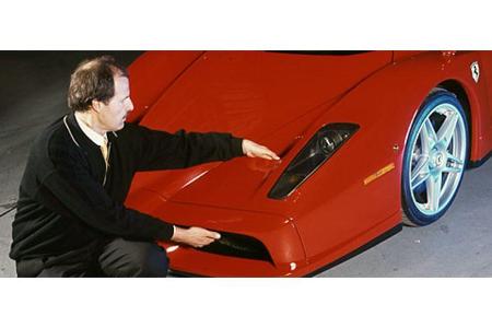 ... mit Schaltwippen für das elektrohydraulische Getriebe, vom Lenkrad aus elektronisch einstellbaren Dämpfern, Carbon-Brems...