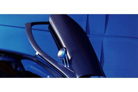 Mit seiner langen Front spielt der Mercedes SLR McLaren schon formal ...