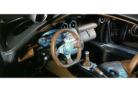 ... seiner Betrachter mit einer Fülle an charmanten Details â ob im Innenraum aus Kohlefaser ...