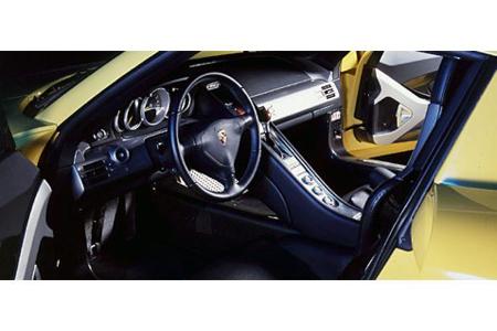 Der Heckspoiler fährt ab 120 km/h aus, und hinter den Magnesium-Rädern steckt Bremsen-High-Tech in ...