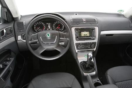 Skoda Octavia Combi 2.0 TDI Elegance Cockpit