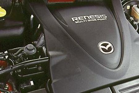 Das 1,3-Liter-Kreiskolben-Motörchen versteckt sich züchtig unter einer Plastikkappe. Darunter befindet sich auch der Öl-Einf...