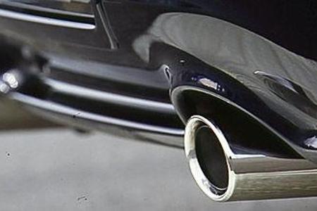 Die Zweirohr-Auspuffanlage setzt den Vierzylinder akustisch gekonnt in Szene.