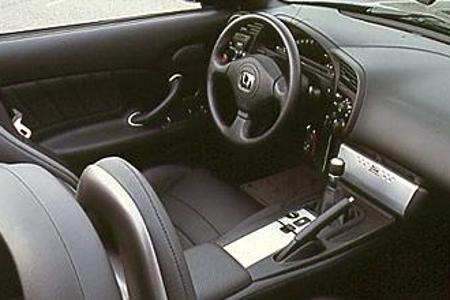 Das Cockpit passt â mit Ausnahme des nicht verstellbaren Lenkrads â ...