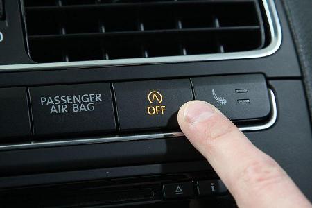 Nur der Polo bietet serienmäßig ein abschaltbares Start-Stopp-System, das vor allem im Stadtverkehr Kraftstoff spart.