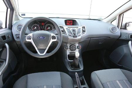 Stören: schlecht rastende Klimaregler, Lenkradkranz mit Kanten und Knubbeln.