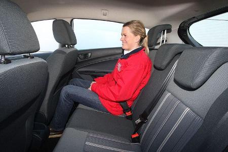 Auch im Ford-Fond geht es geräumig zu.