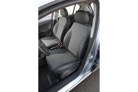 Die Sitze sind eng geschnitten.