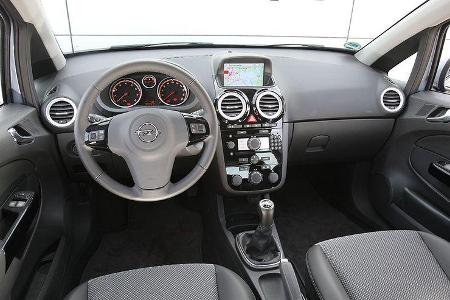 Viel Hartkunststoff im Cockpit, übersichtliche Instrumente und Bedienung.