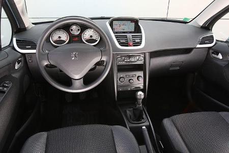 Helle Ziffernblätter sind nicht ideal ablesbar, die Alurahmen spiegeln in der Scheibe.