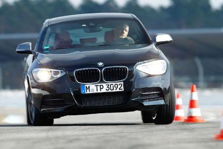 BMW M135i xDrive, Frontansicht, Slalom