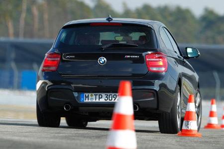 BMW M135i xDrive, Heckansicht, Slalom