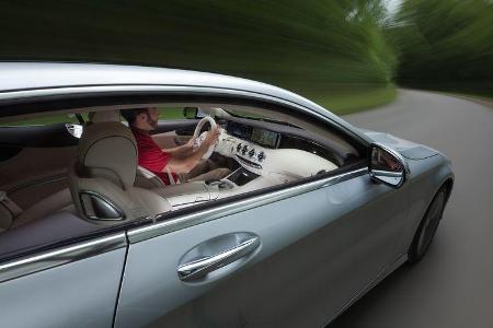Mercedes S 500 4Matic Coupé, Seitenansicht, Cockpit