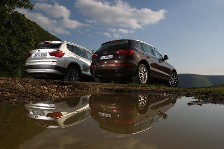 Audi Q5 3.0 TDI Quattro, BMW X3 x-Drive 30d, beide Fahrzeuge, Rückansicht, Pfütze, Spiegelung