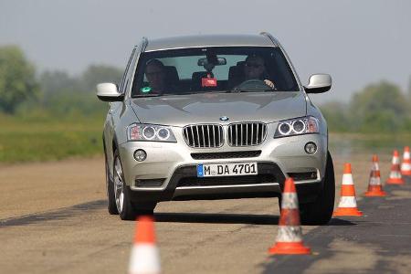 BMW X3 x-Drive 30d, Frontansicht, Slalom