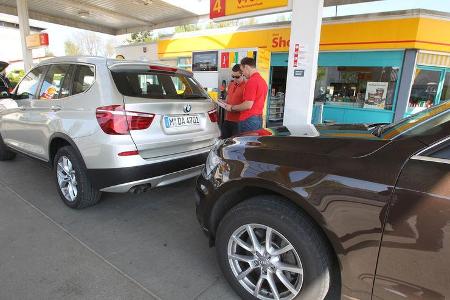 Audi Q5 3.0 TDI Quattro, BMW X3 x-Drive 30d, beide Fahrzeuge, Tankstelle, tanken